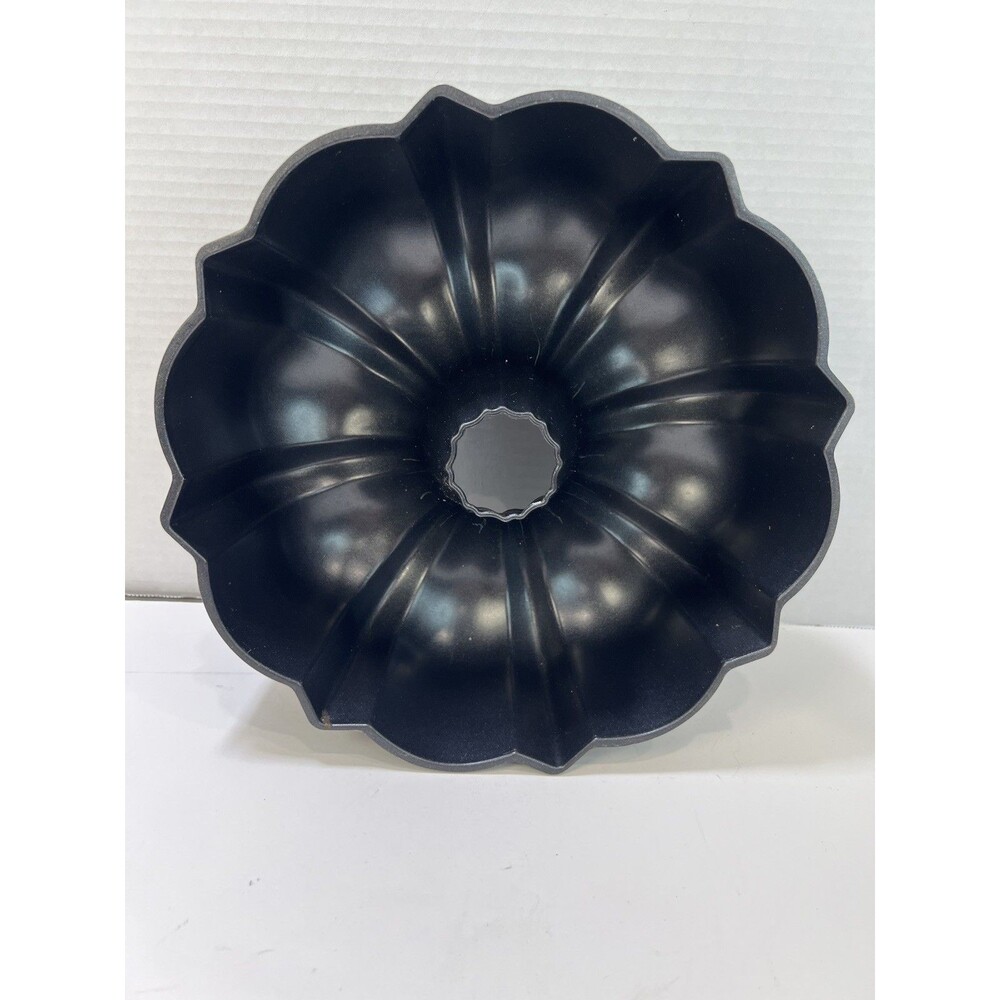 Nordic Ware cast aluminum Oven Bundt Fluted Tube Cake Pan Vintage 12 cup Black